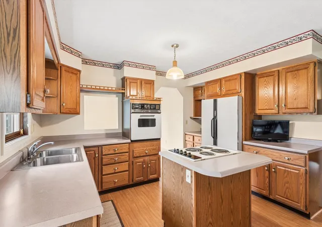 Photo 4 of Single family home for sale at 223 Thornhedge Dr, Valparaiso, IN 46383 | MLS# 842868 | Listing updated on 2026-09-20