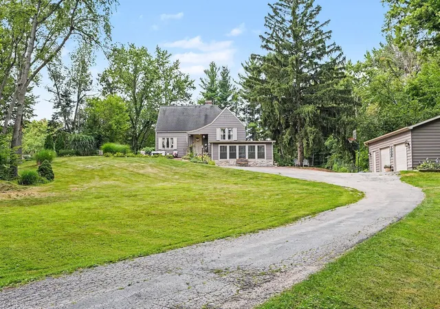 2nd image of 228 W Joliet Rd, Valparaiso, IN 46385 | MLS# 842903