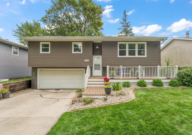 2nd image of 9539 Hawthorne Dr, Munster, IN 46321 | MLS# 842773