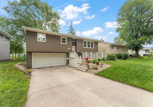 3rd image of 9539 Hawthorne Dr, Munster, IN 46321 | MLS# 842773