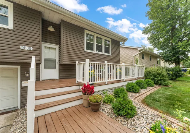 5th image of 9539 Hawthorne Dr, Munster, IN 46321 | MLS# 842773
