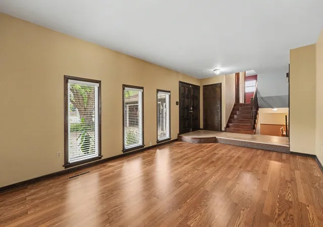 2nd image of 9425 Larch Dr, Munster, IN 46321 | MLS# 842851