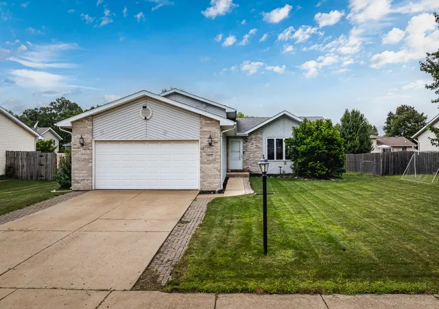 2nd image of 1412 Essex Dr, Chesterton, IN 46304 | MLS# 843042