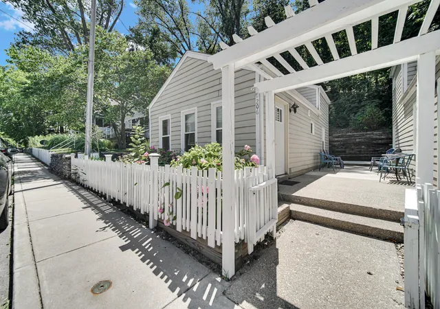 1st image of 206 Lake Ave, Michigan City, IN 46360 | MLS# 842898