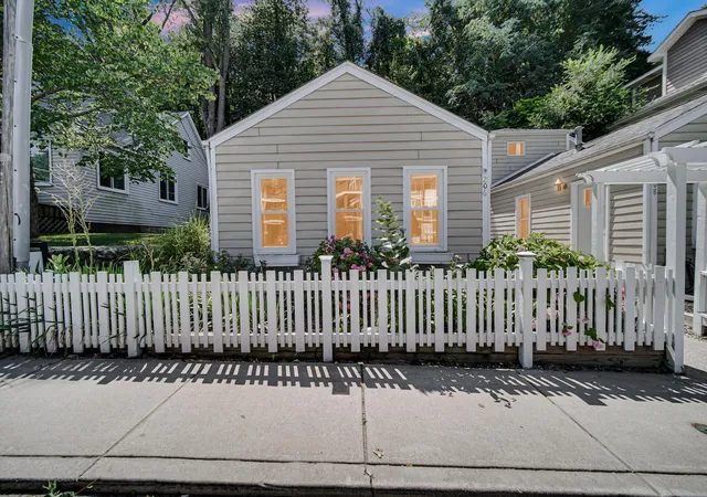 2nd image of 206 Lake Ave, Michigan City, IN 46360 | MLS# 842898