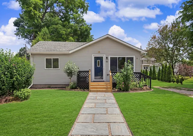 1st image of 921 Fleming St, Hobart, IN 46342 | MLS# 842918