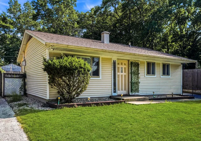 3rd image of 609 Washington Park Blvd, Michigan City, IN 46360 | MLS# 842970