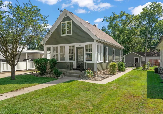 1st image of 723 Lincoln St, Hobart, IN 46342 | MLS# 843191