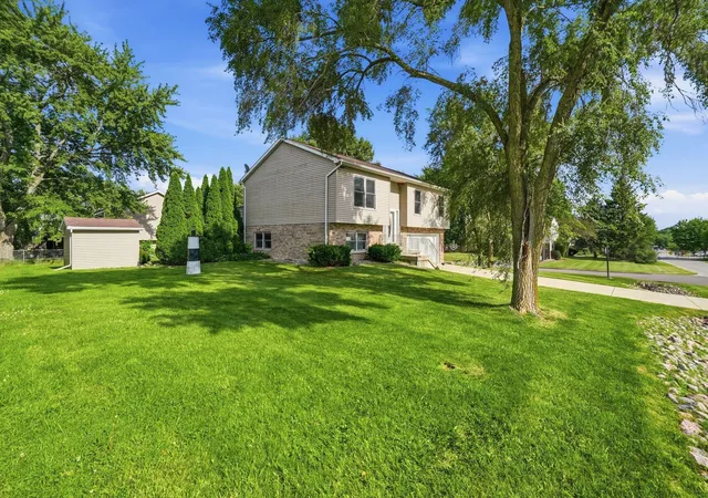 Photo 3 of Single family home for sale at 3909 Brookside Dr, Crown Point, IN 46307 | MLS# 843153 | Listing updated on 2026-09-24
