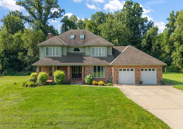2nd image of 402 Rolling Meadow Dr, Valparaiso, IN 46385 | MLS# 843192