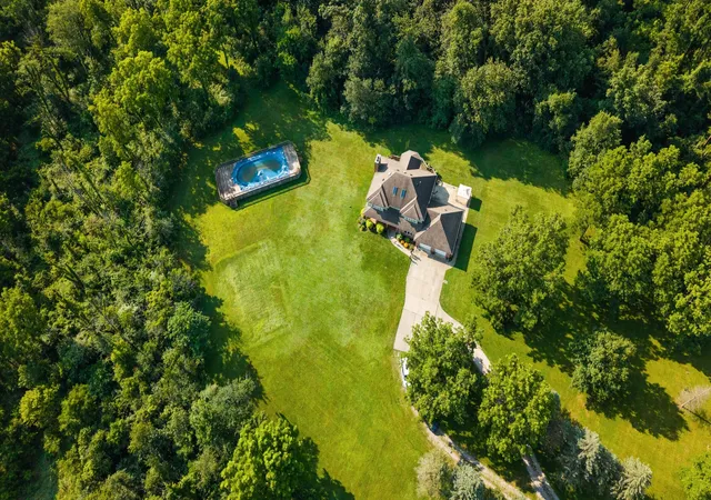 5th image of 402 Rolling Meadow Dr, Valparaiso, IN 46385 | MLS# 843192