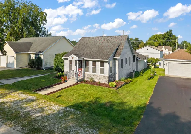 Photo 3 of Sale Pending at 622 Azalea St Se, De Motte, IN 46310 | MLS# 843255 | Listing updated on 2026-08-11