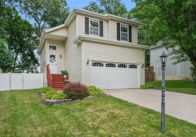 2nd image of 806 Galway Dr, Valparaiso, IN 46385 | MLS# 843281