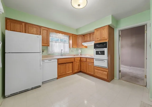 Photo 3 of Single family home for sale at 203 E Greenwood Ave, Crown Point, IN 46307 | MLS# 843762 | Listing updated on 2026-10-08