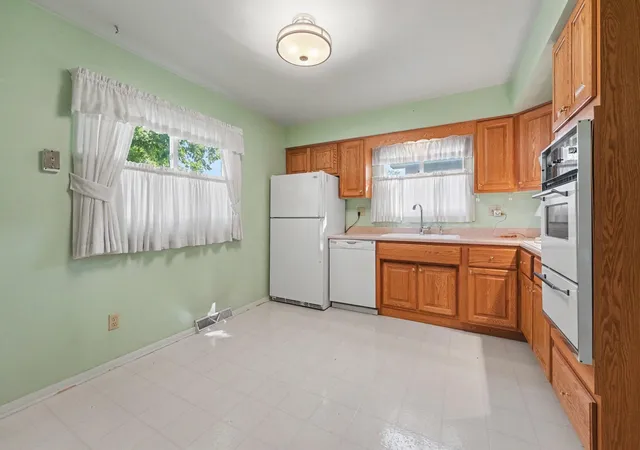Photo 4 of Single family home for sale at 203 E Greenwood Ave, Crown Point, IN 46307 | MLS# 843762 | Listing updated on 2026-10-08