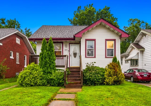 2nd image of 253 E Oakwood St, Hammond, IN 46324 | MLS# 843405