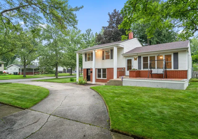 Photo 2 of Sale Pending at 1076 W 11th St, Hobart, IN 46342 | MLS# 844461 | Listing updated on 2026-09-03