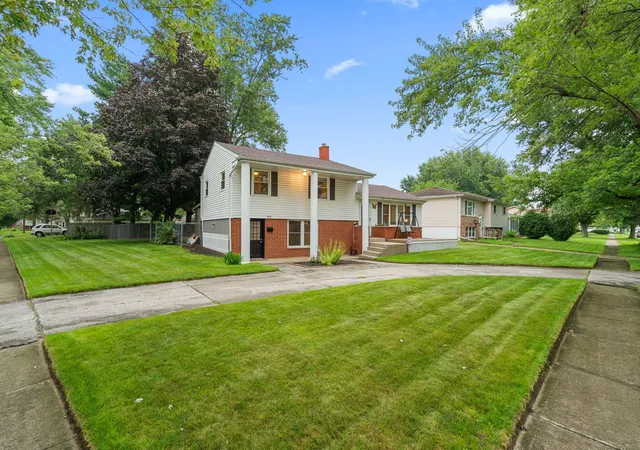 Photo 3 of Sale Pending at 1076 W 11th St, Hobart, IN 46342 | MLS# 844461 | Listing updated on 2026-09-03