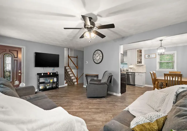 Photo 4 of Sale Pending at 1076 W 11Th St, Hobart, IN 46342 | MLS# 844461 | Listing updated on 2026-09-03