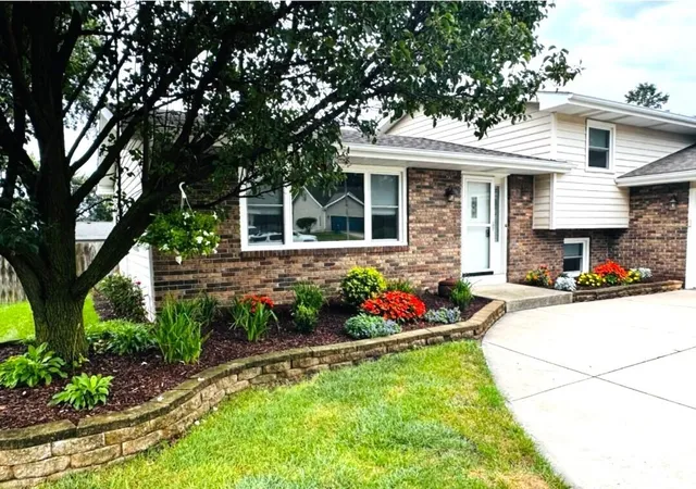 Single family home for sale at 954 Chippewa Dr, Crown Point, IN 46307 | MLS# 843687