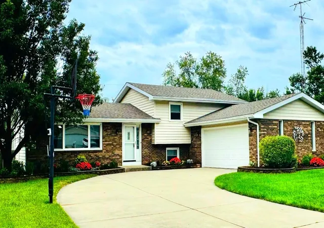 Photo 1 of Single family home for sale at 954 Chippewa Dr, Crown Point, IN 46307 | MLS# 843687 | Listing updated on 2026-10-20