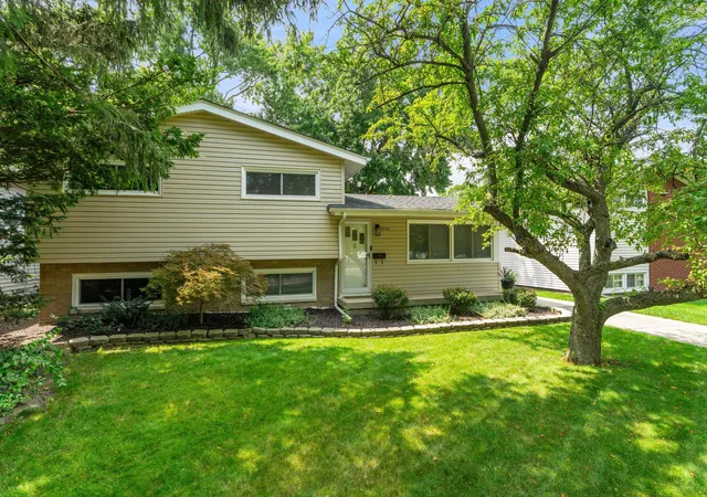 Photo 1 of Single family home for sale at 8134 Columbia Ave, Munster, IN 46321 | MLS# 844355 | Listing updated on 2026-09-21