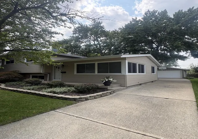 Photo 2 of Single family home for sale at 8134 Columbia Ave, Munster, IN 46321 | MLS# 844355 | Listing updated on 2026-09-21