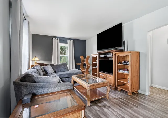 Photo 4 of Sale Pending at 204 N Colfax St, Griffith, IN 46319 | MLS# 844538 | Listing updated on 2026-09-07