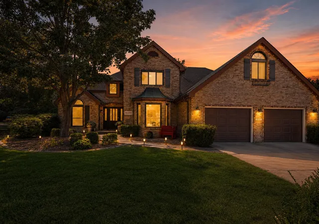 2nd image of 253 Fairfield Dr, Crown Point, IN 46307 | MLS# 844197