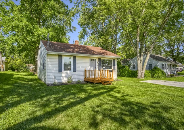 Photo 2 of Single family home for sale at 521 Sheridan St, Crown Point, IN 46307 | MLS# 844196 | Listing updated on 2026-09-30