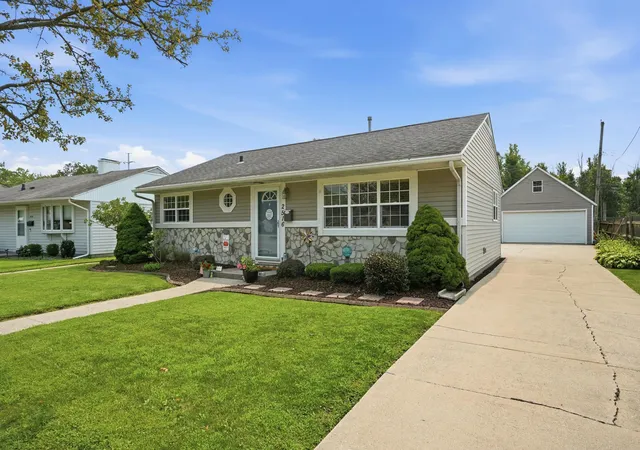 2nd image of 2516 Wicker Park Dr, Highland, IN 46322 | MLS# 844298