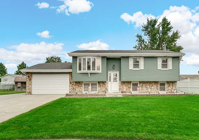 1st image of 13 Lilac Dr, Dyer, IN 46311 | MLS# 844274