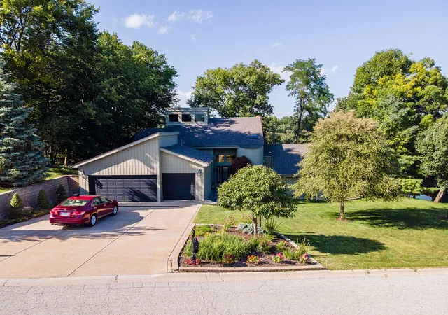 Photo 2 of Single family home for sale at 427 Wessex Rd, Valparaiso, IN 46385 | MLS# 844350 | Listing updated on 2026-08-26
