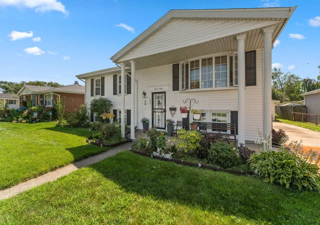 2nd image of 303 Minter Dr, Griffith, IN 46319 | MLS# 844312