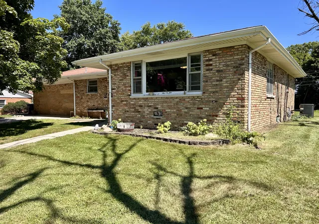 Photo 2 of Single family home for sale at 211 Carnation St Ne, De Motte, IN 46310 | MLS# 844322 | Listing updated on 2026-09-23