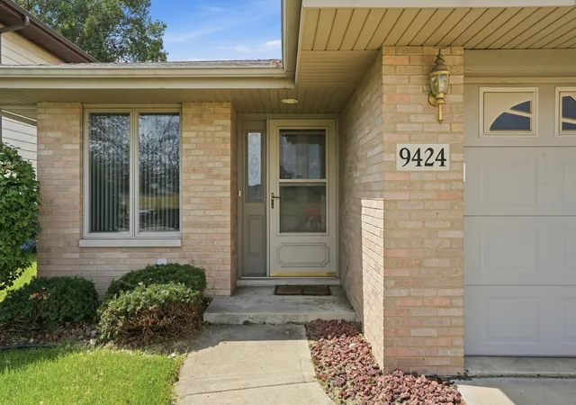 Photo 3 of Sale Pending at 9424 Erie St, Highland, IN 46322 | MLS# 844446 | Listing updated on 2026-09-13