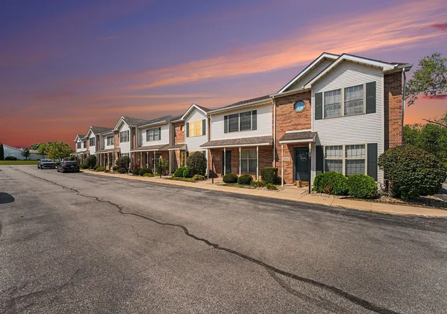 Photo 2 of Townhouse for sale at 1824 Cottonwood Ct, Crown Point, IN 46307 | MLS# 844777 | Listing updated on 2026-09-23