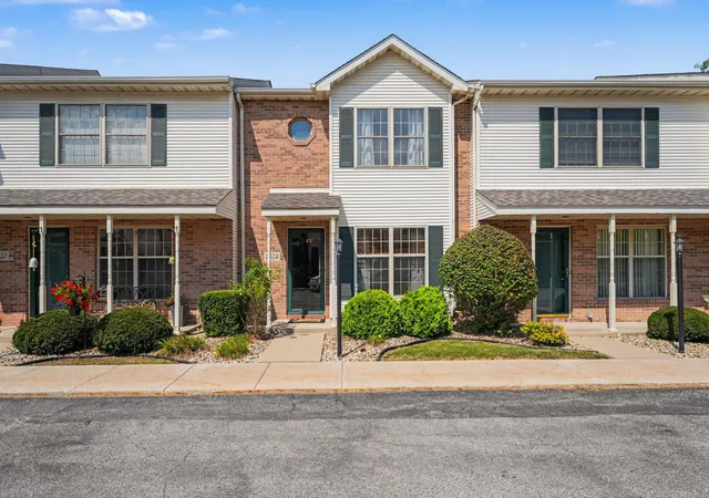 Photo 3 of Townhouse for sale at 1824 Cottonwood Ct, Crown Point, IN 46307 | MLS# 844777 | Listing updated on 2026-09-23