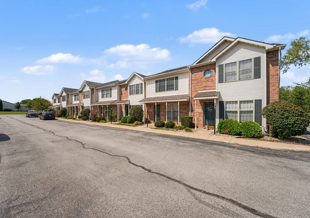 Photo 4 of Townhouse for sale at 1824 Cottonwood Ct, Crown Point, IN 46307 | MLS# 844777 | Listing updated on 2026-09-23