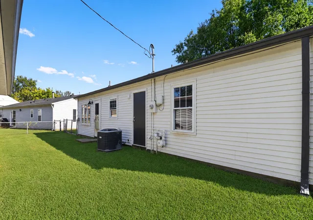Photo 2 of Single family home for sale at 2706 Streamside Dr, Columbus, IN 47203 | MLS# 844398 | Listing updated on 2026-08-28