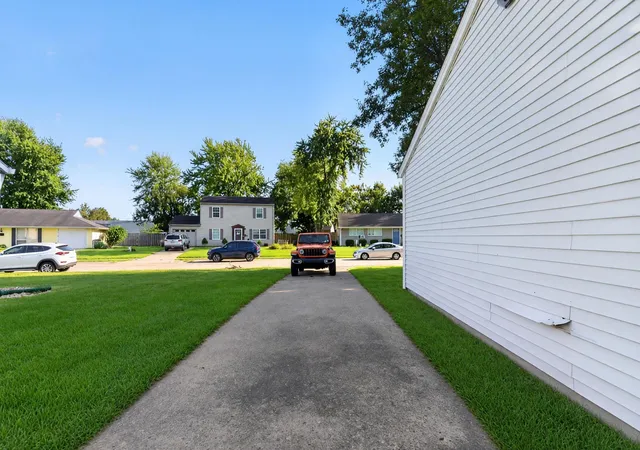 Photo 3 of Single family home for sale at 2706 Streamside Dr, Columbus, IN 47203 | MLS# 844398 | Listing updated on 2026-08-28