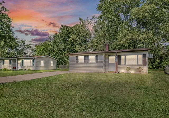 Photo 2 of Sale Pending at 404 Michigami Trl, Chesterton, IN 46304 | MLS# 844668 | Listing updated on 2026-09-04