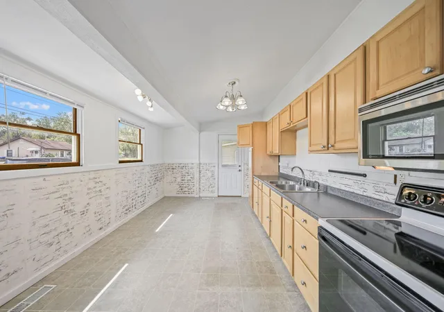 Photo 3 of Sale Pending at 404 Michigami Trl, Chesterton, IN 46304 | MLS# 844668 | Listing updated on 2026-09-04