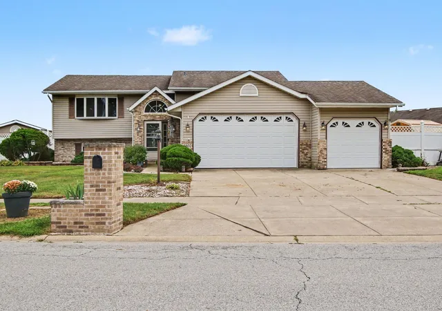 Photo 2 of Sale Pending at 2907 Arbor Ln, Hobart, IN 46342 | MLS# 844605 | Listing updated on 2026-09-19