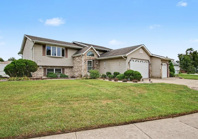 Photo 3 of Sale Pending at 2907 Arbor Ln, Hobart, IN 46342 | MLS# 844605 | Listing updated on 2026-09-19