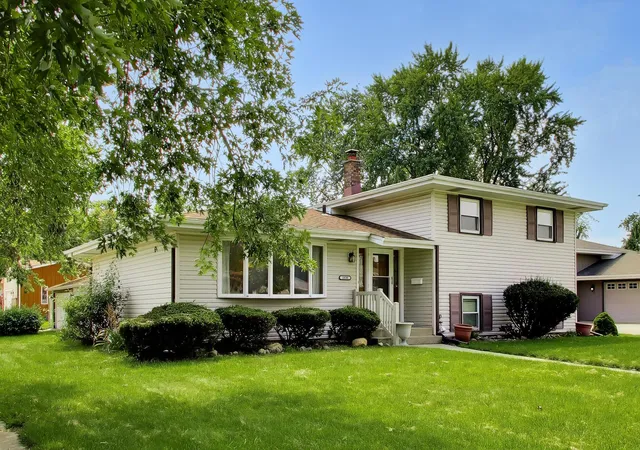 Photo 1 of Single family home for sale at 1838 Bluebird Ln, Munster, IN 46321 | MLS# 844620 | Listing updated on 2026-10-07