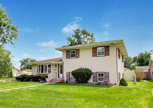 Photo 3 of Single family home for sale at 1838 Bluebird Ln, Munster, IN 46321 | MLS# 844620 | Listing updated on 2026-10-07