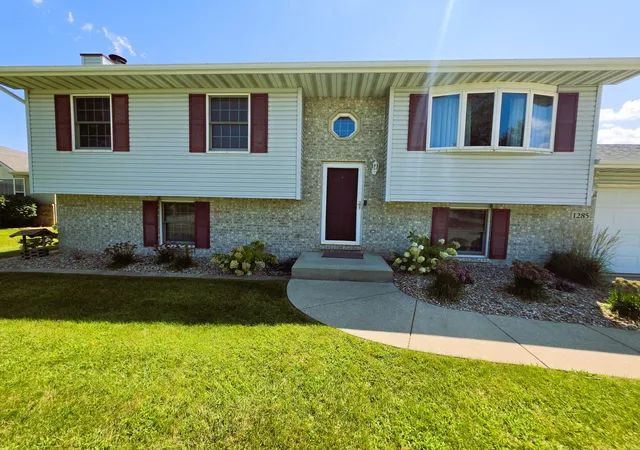 Photo 2 of Single family home for sale at 1285 W 98th Avenue, Crown Point, IN 46307 | MLS# 844634 | Listing updated on 2026-09-22