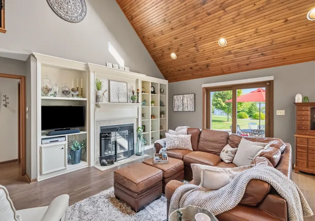Photo 4 of Sale Pending at 9201 Schillton Dr, Saint John, IN 46373 | MLS# 844740 | Listing updated on 2026-09-06