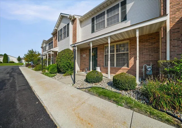 Photo 3 of Townhouse for sale at 1812 Cottonwood Ct, Crown Point, IN 46307 | MLS# 844681 | Listing updated on 2026-10-07